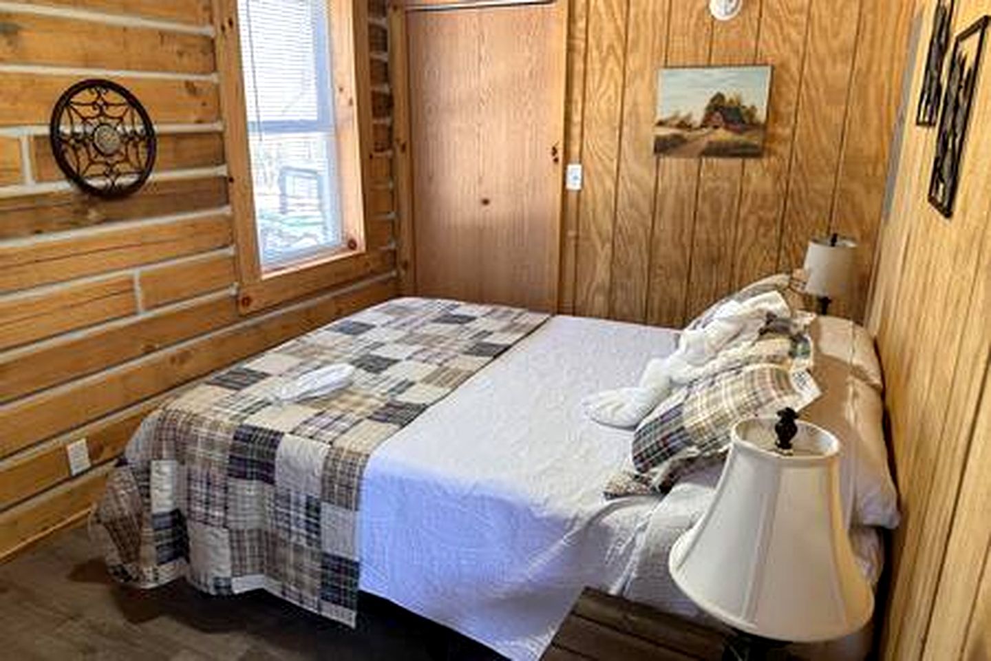 Remarkable Cabin with Fire Pit and Jacuzzi in Indiana