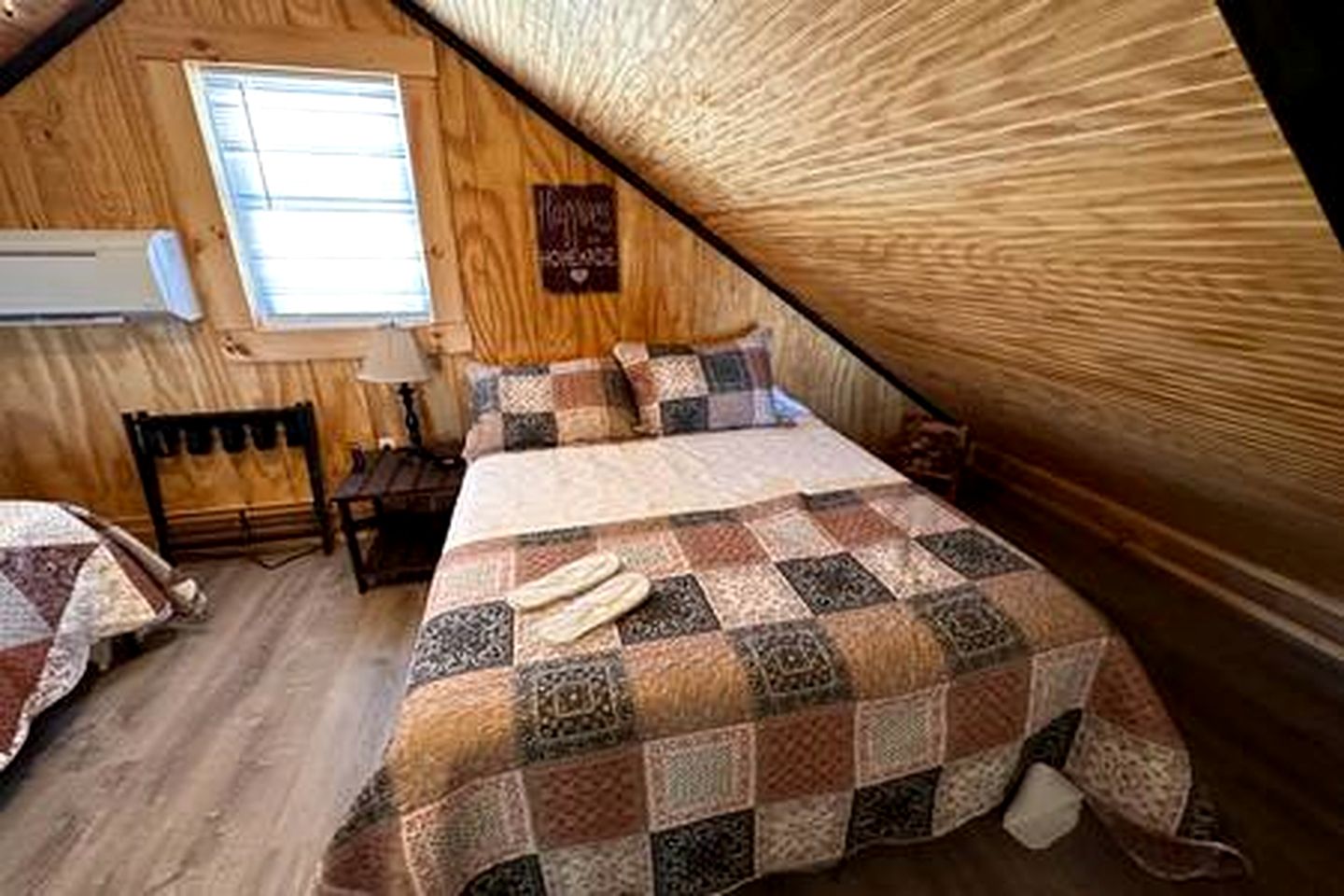 Remarkable Cabin with Fire Pit and Jacuzzi in Indiana