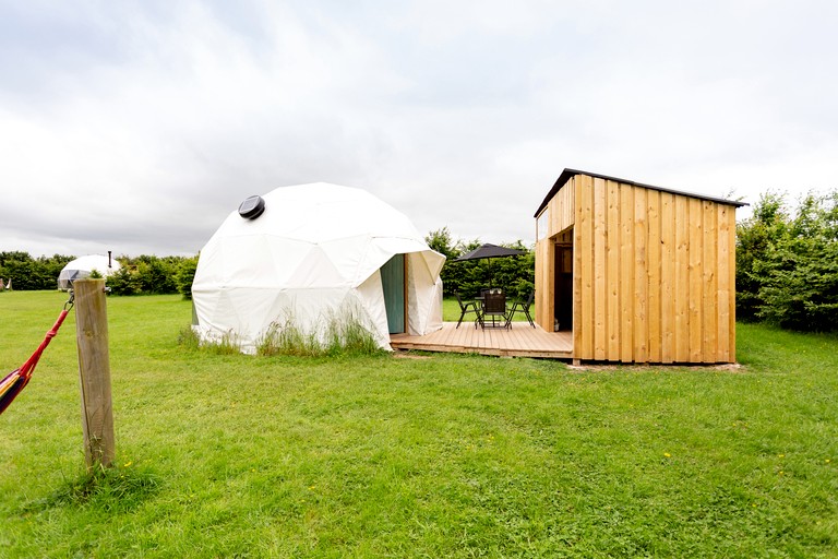 Spacious and Eco-Friendly Geodesic Dome with a Wood-Burning Stove, near Kilve Beach, England