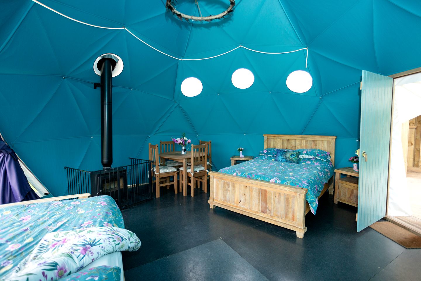 Spacious and Eco-Friendly Geodesic Dome with a Wood-Burning Stove, near Kilve Beach, England