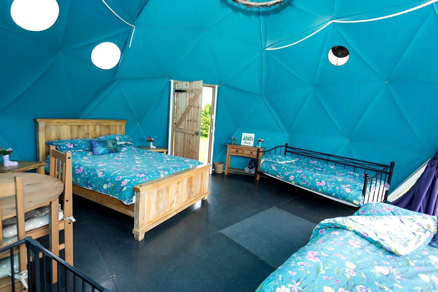 Spacious and Eco-Friendly Geodesic Dome with a Wood-Burning Stove, near Kilve Beach, England
