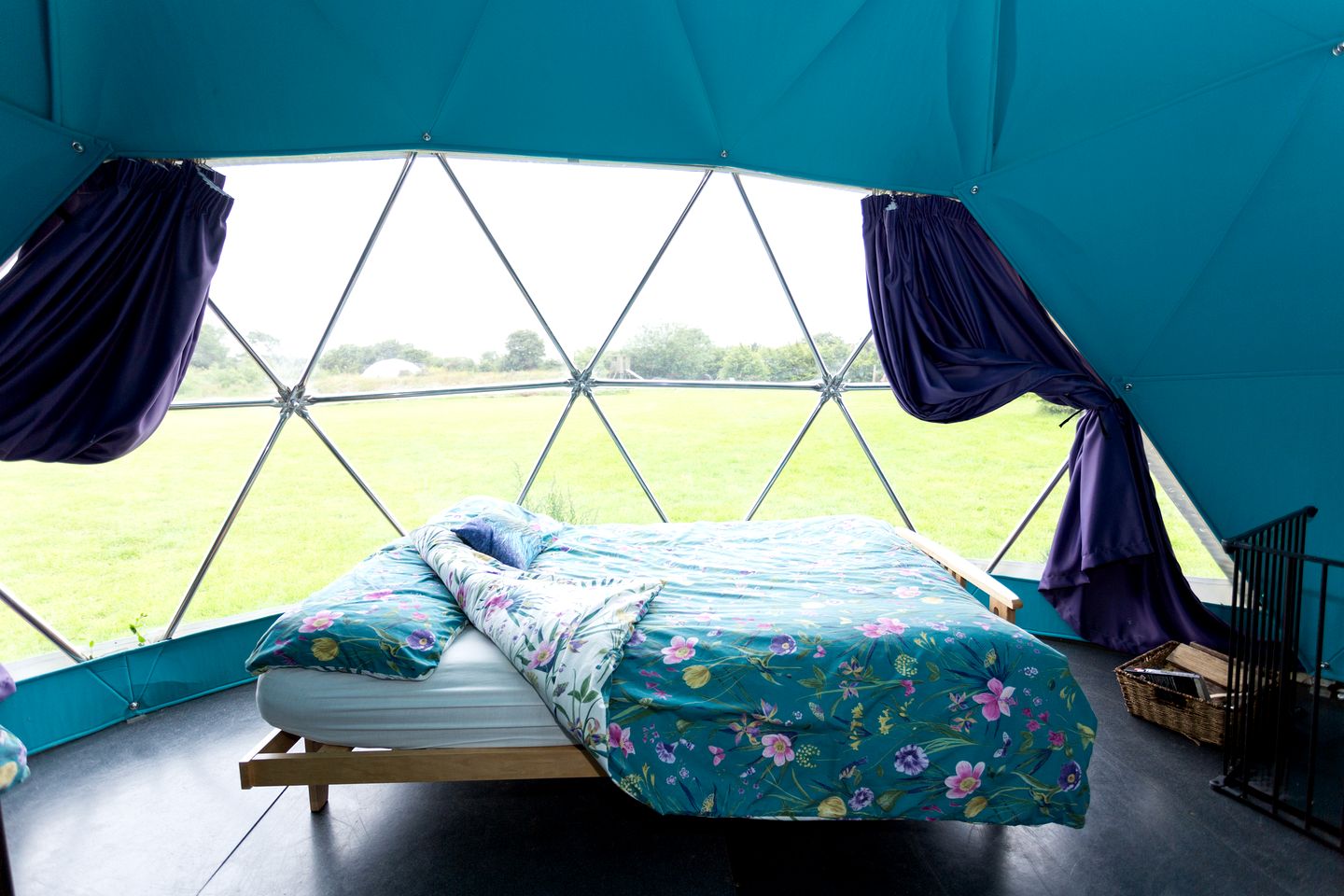 Spacious and Eco-Friendly Geodesic Dome with a Wood-Burning Stove, near Kilve Beach, England