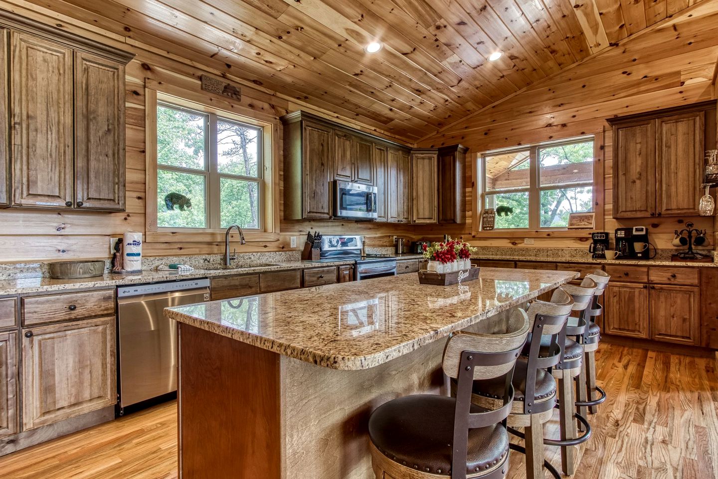 Secluded Rustic Cottage in Gatlinburg, Tennesee - Ideal Spot for a Family Vacation in the Great Smoky Mountains National Park