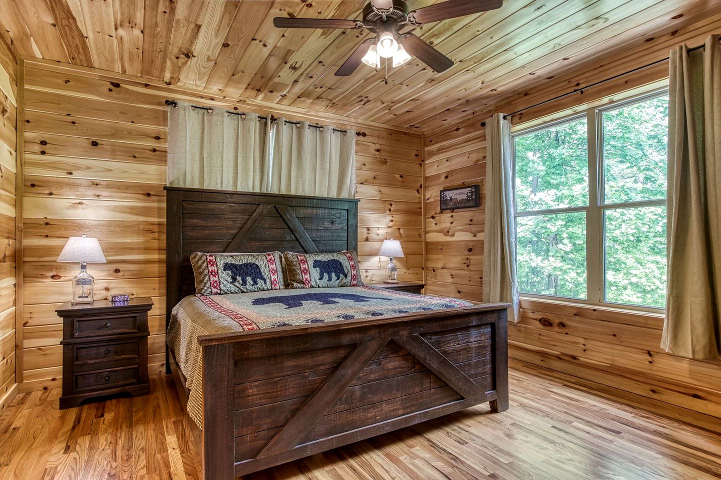 Secluded Rustic Cottage in Gatlinburg, Tennesee - Ideal Spot for a Family Vacation in the Great Smoky Mountains National Park