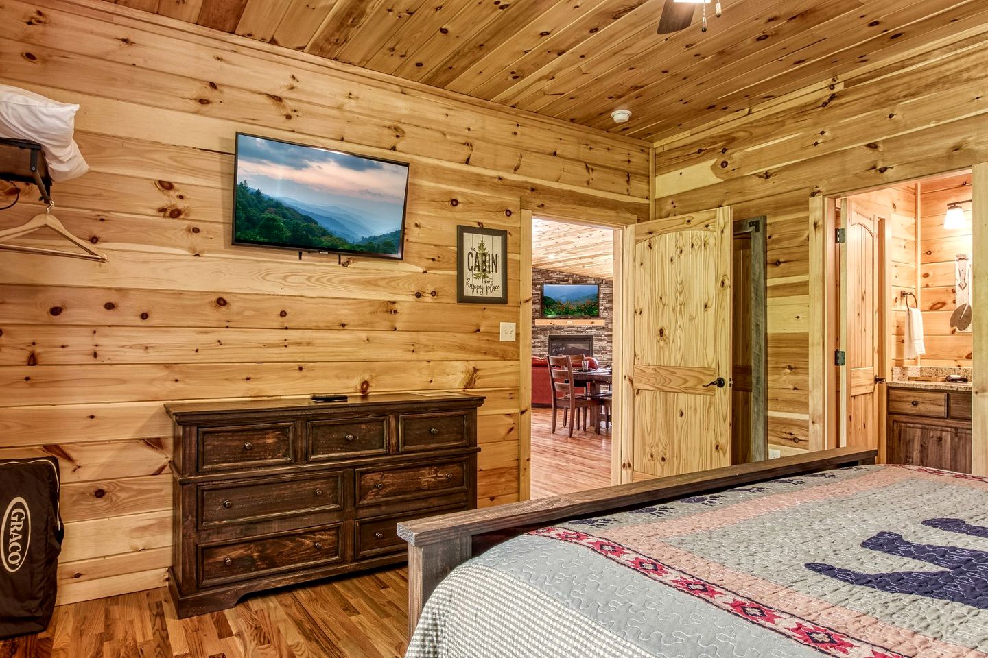 Secluded Rustic Cottage in Gatlinburg, Tennesee - Ideal Spot for a Family Vacation in the Great Smoky Mountains National Park