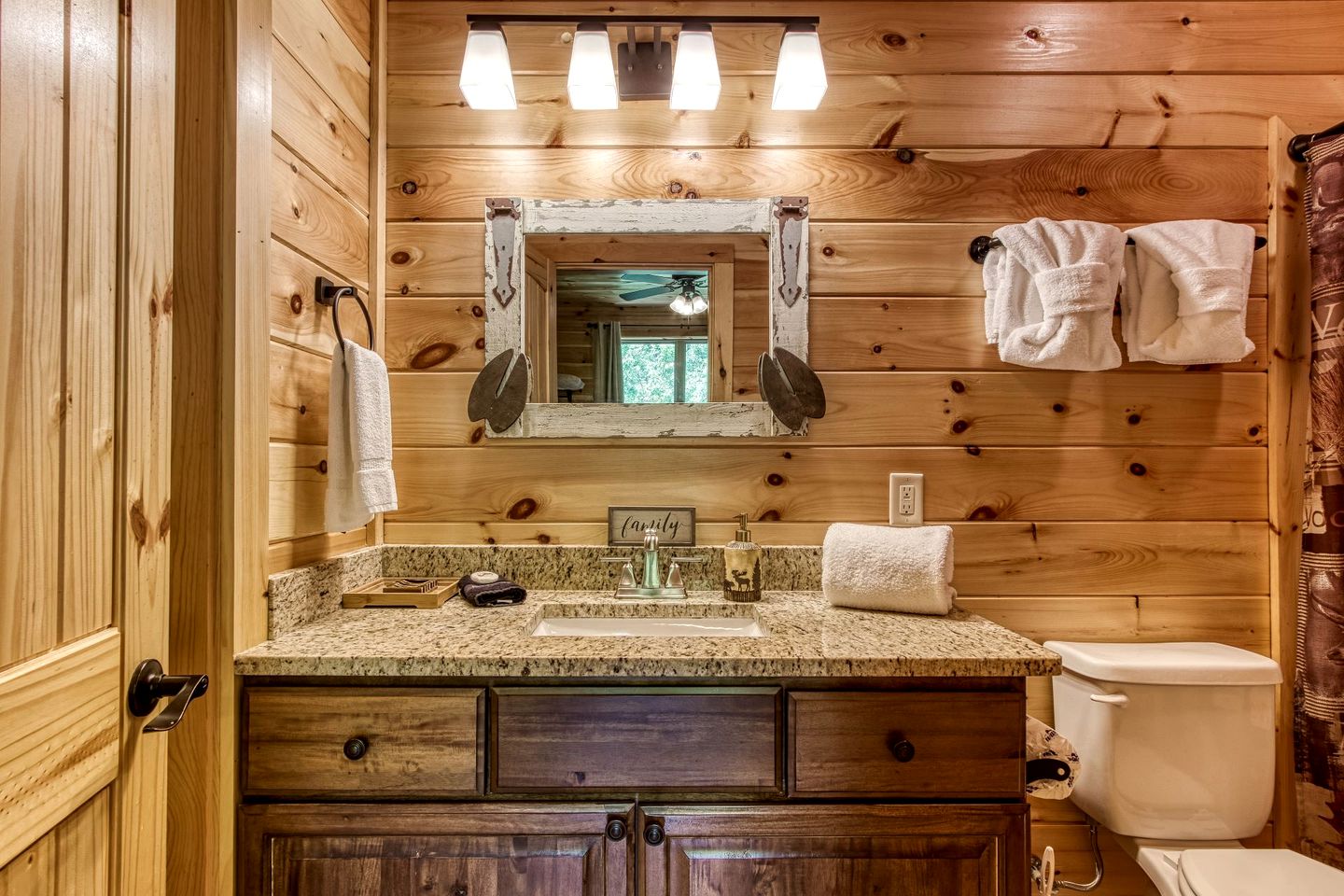 Secluded Rustic Cottage in Gatlinburg, Tennesee - Ideal Spot for a Family Vacation in the Great Smoky Mountains National Park