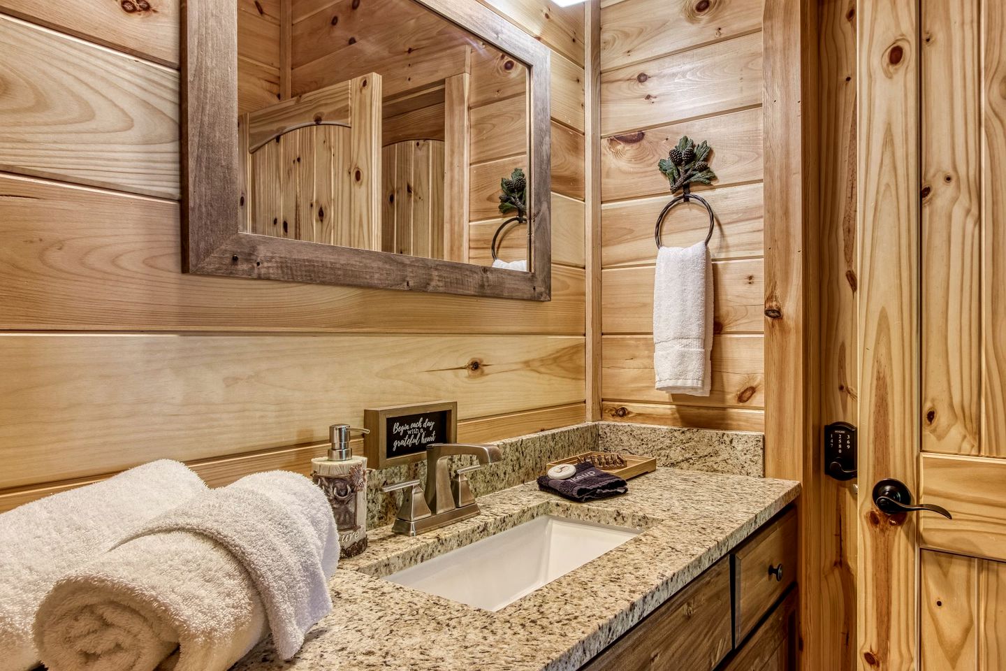 Secluded Rustic Cottage in Gatlinburg, Tennesee - Ideal Spot for a Family Vacation in the Great Smoky Mountains National Park