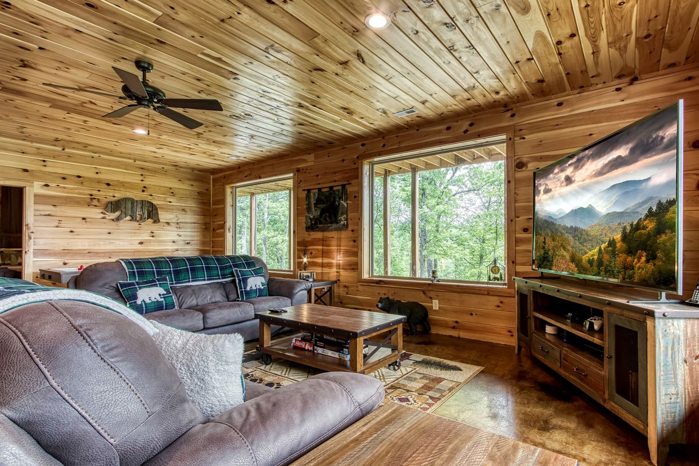 Secluded Rustic Cottage in Gatlinburg, Tennesee - Ideal Spot for a Family Vacation in the Great Smoky Mountains National Park