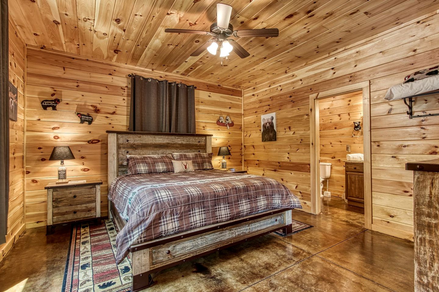 Secluded Rustic Cottage in Gatlinburg, Tennesee - Ideal Spot for a Family Vacation in the Great Smoky Mountains National Park