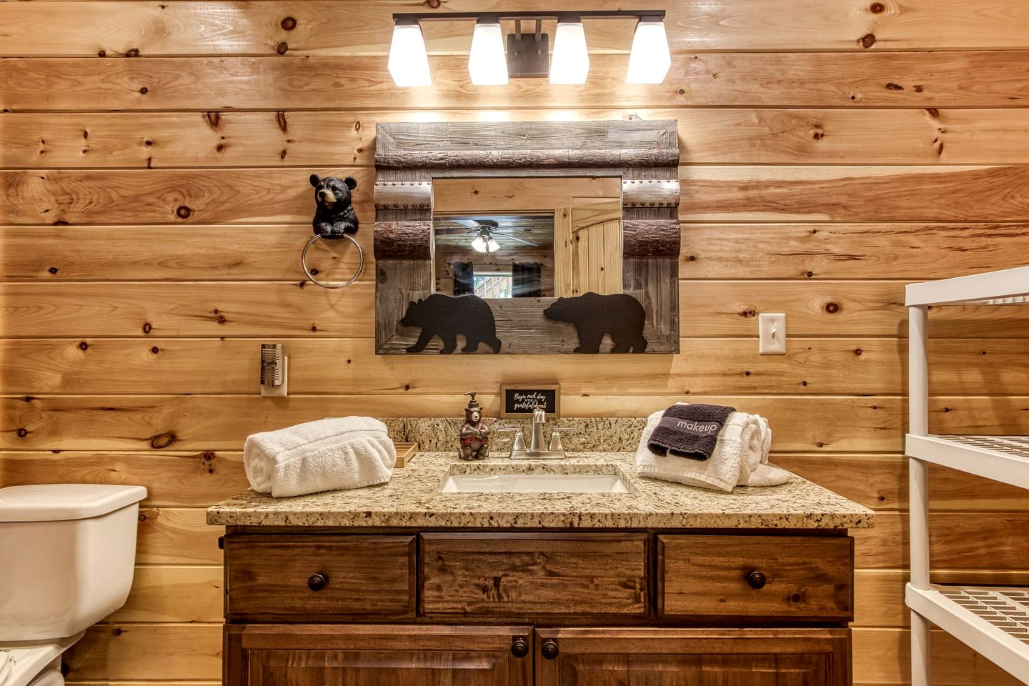 Secluded Rustic Cottage in Gatlinburg, Tennesee - Ideal Spot for a Family Vacation in the Great Smoky Mountains National Park