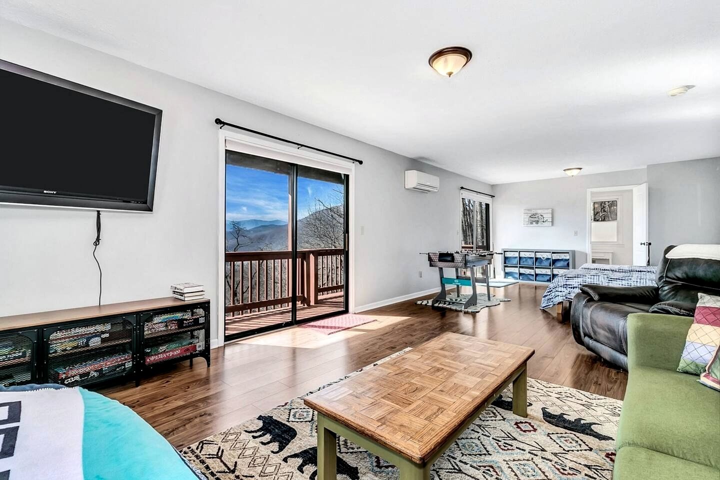 Cozy Log Cabin Retreat with Mountain Views near Cataloochee Ski Area in Waynesville, NC