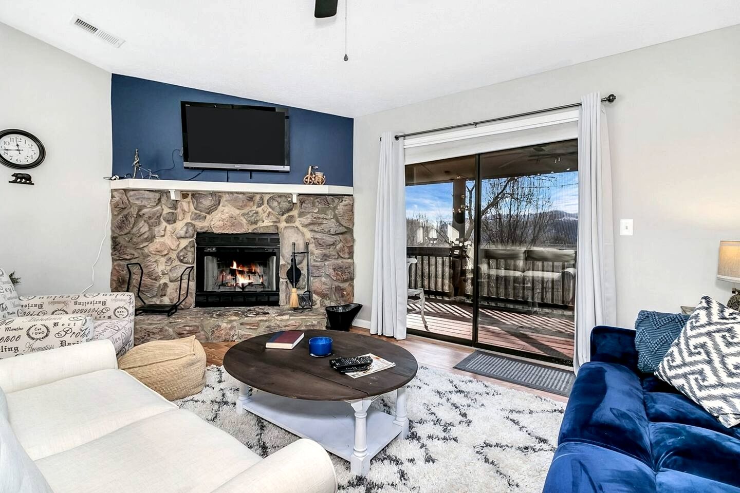 Cozy Log Cabin Retreat with Mountain Views near Cataloochee Ski Area in Waynesville, NC