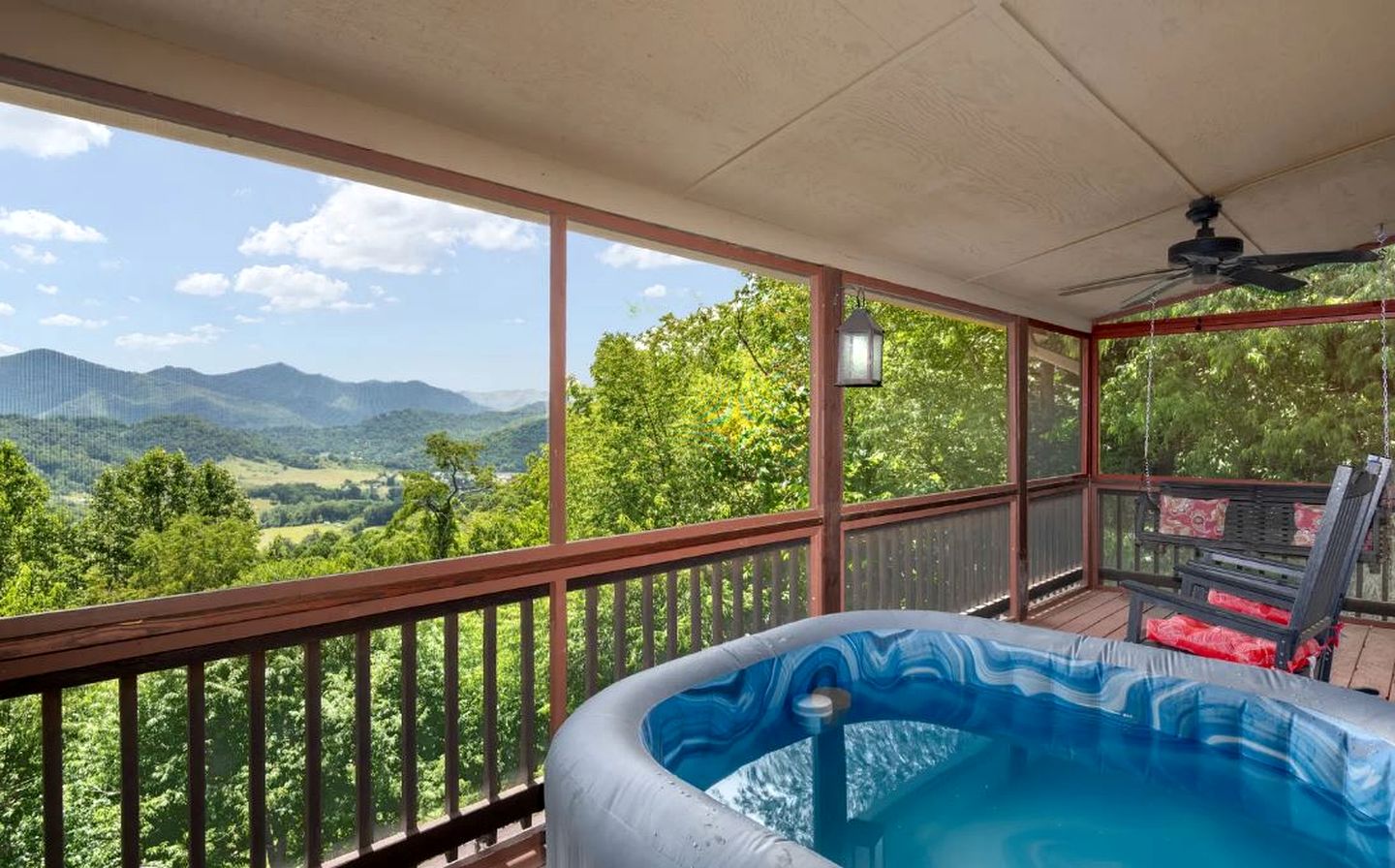 Cozy Log Cabin Retreat with Mountain Views near Cataloochee Ski Area in Waynesville, NC