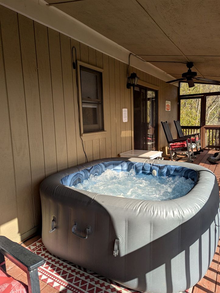 Cozy Log Cabin Retreat with Mountain Views near Cataloochee Ski Area in Waynesville, NC