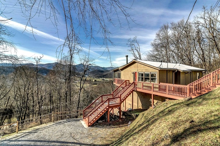 Cozy Log Cabin Retreat with Mountain Views near Cataloochee Ski Area in Waynesville, NC