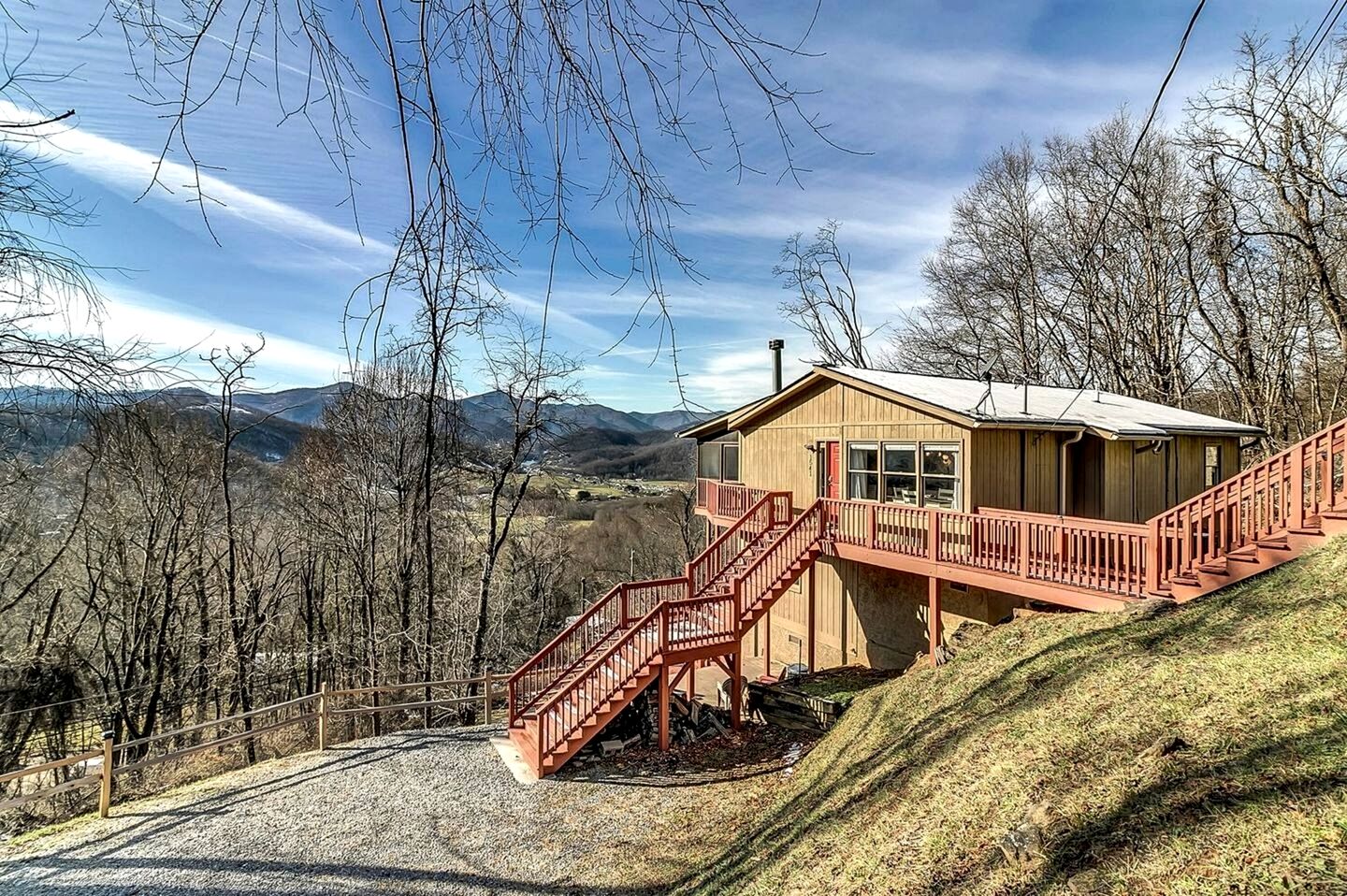 Cozy Log Cabin Retreat with Mountain Views near Cataloochee Ski Area in Waynesville, NC