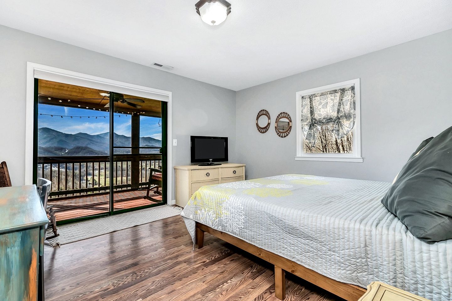 Cozy Log Cabin Retreat with Mountain Views near Cataloochee Ski Area in Waynesville, NC