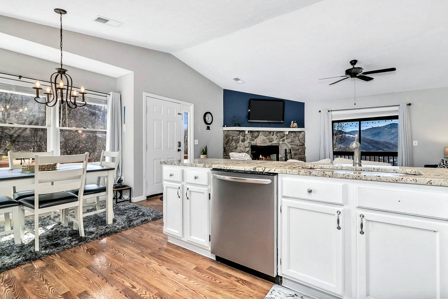 Cozy Log Cabin Retreat with Mountain Views near Cataloochee Ski Area in Waynesville, NC