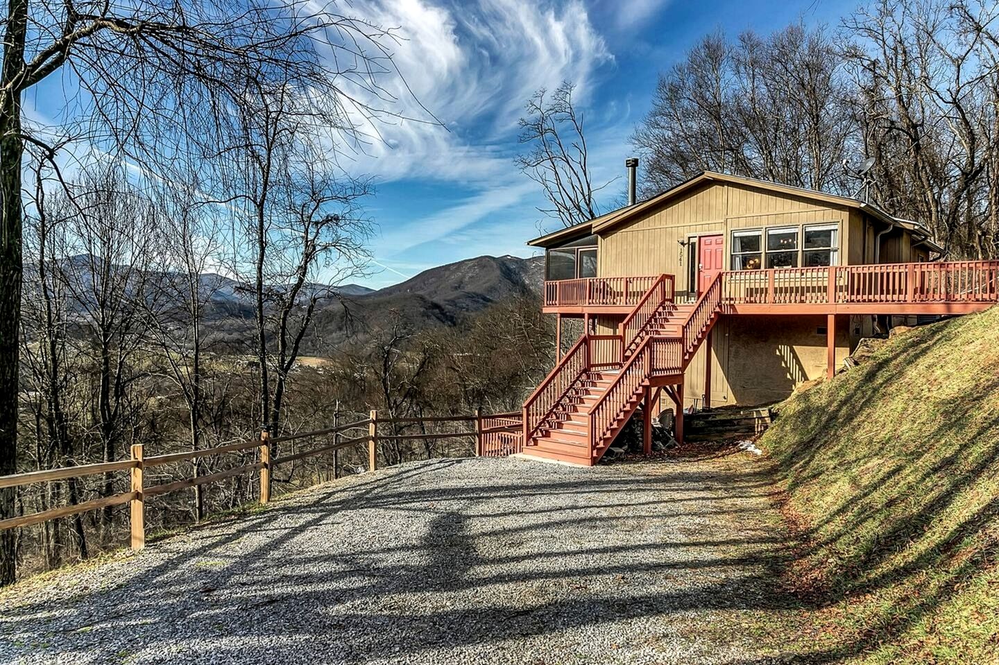 Cozy Log Cabin Retreat with Mountain Views near Cataloochee Ski Area in Waynesville, NC