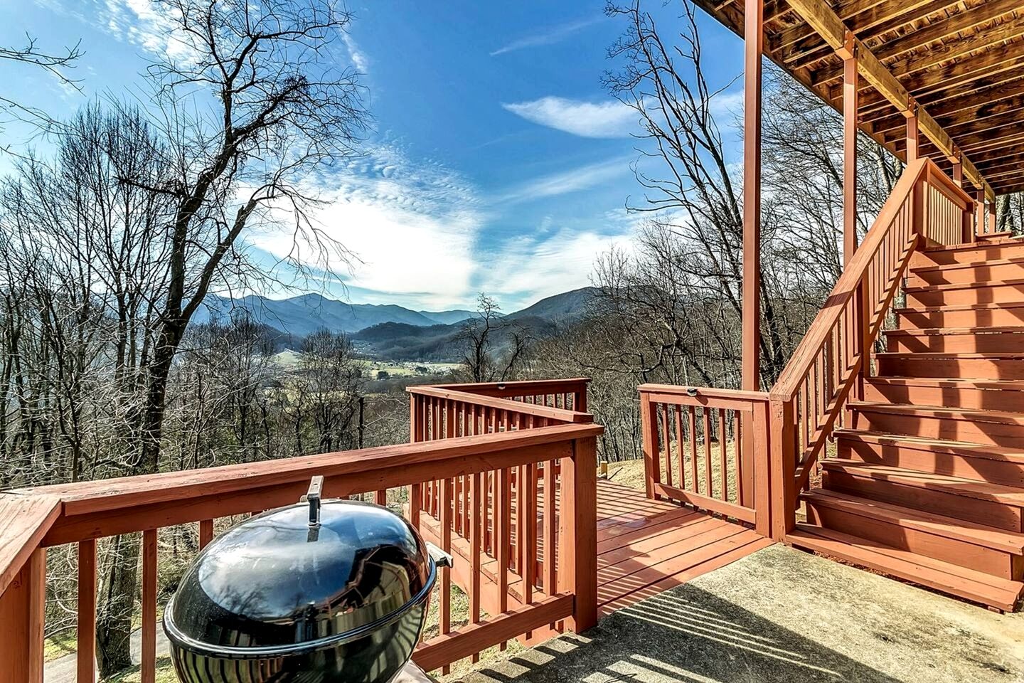 Cozy Log Cabin Retreat with Mountain Views near Cataloochee Ski Area in Waynesville, NC