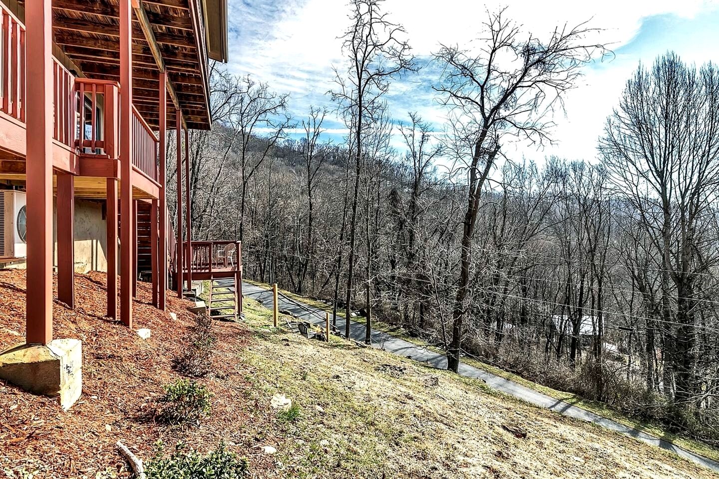 Cozy Log Cabin Retreat with Mountain Views near Cataloochee Ski Area in Waynesville, NC