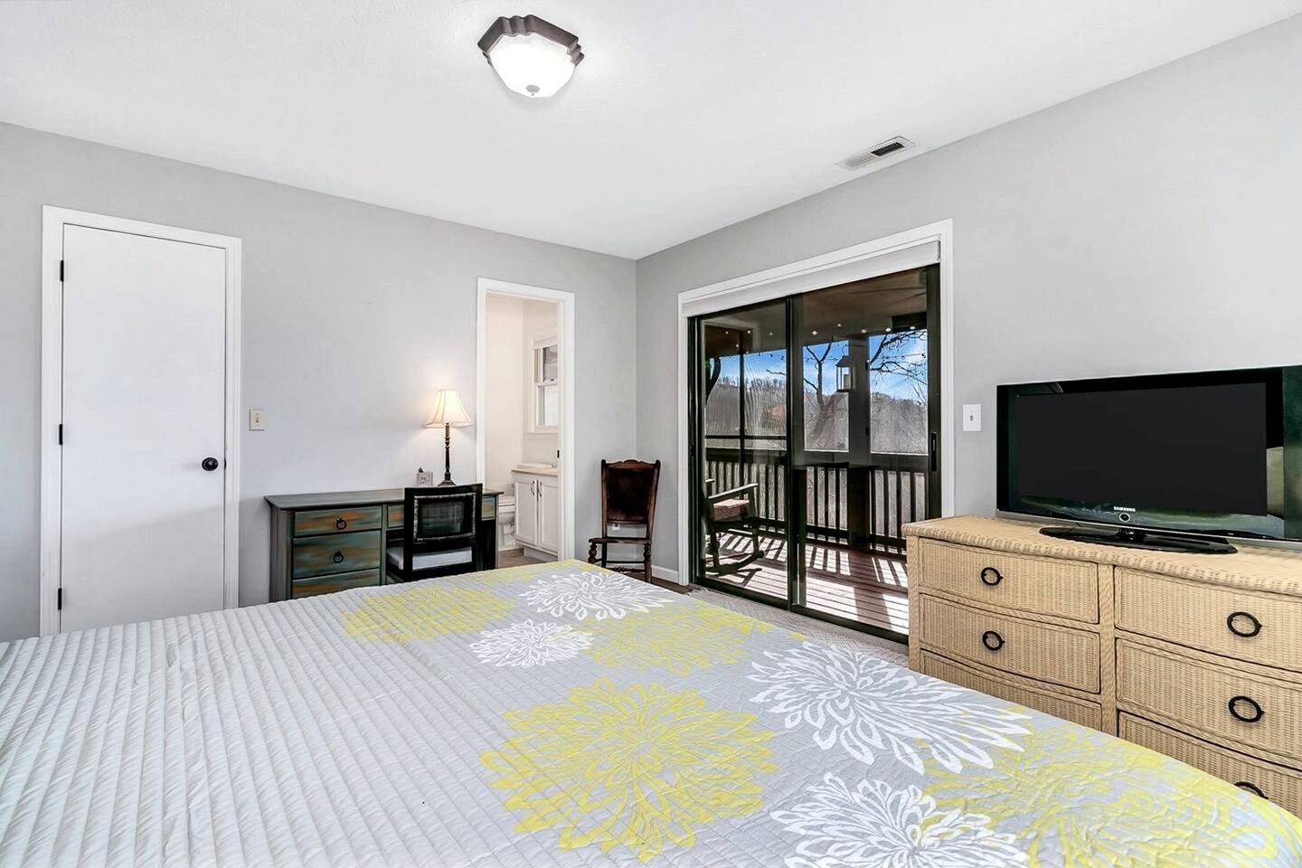 Cozy Log Cabin Retreat with Mountain Views near Cataloochee Ski Area in Waynesville, NC