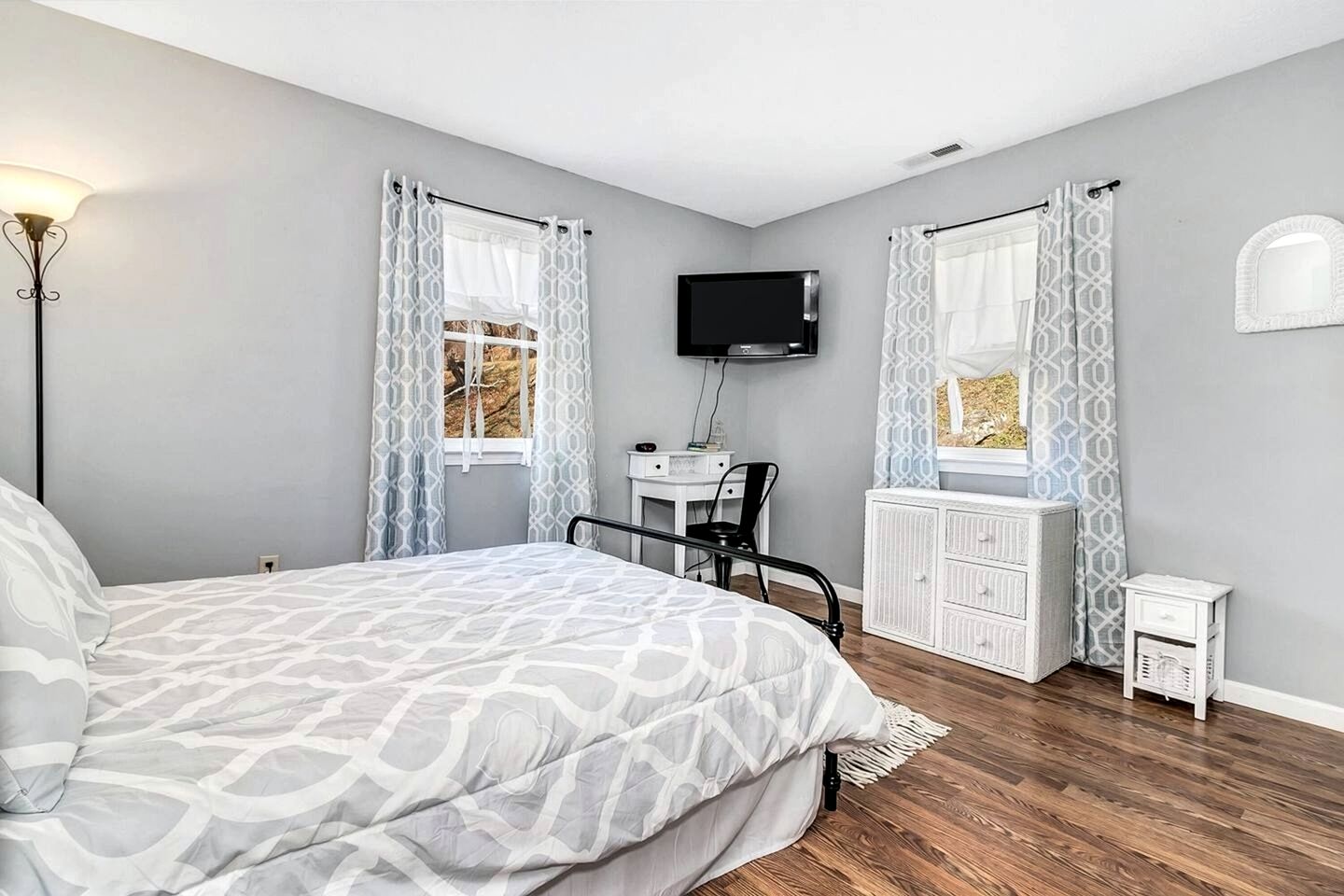 Cozy Log Cabin Retreat with Mountain Views near Cataloochee Ski Area in Waynesville, NC