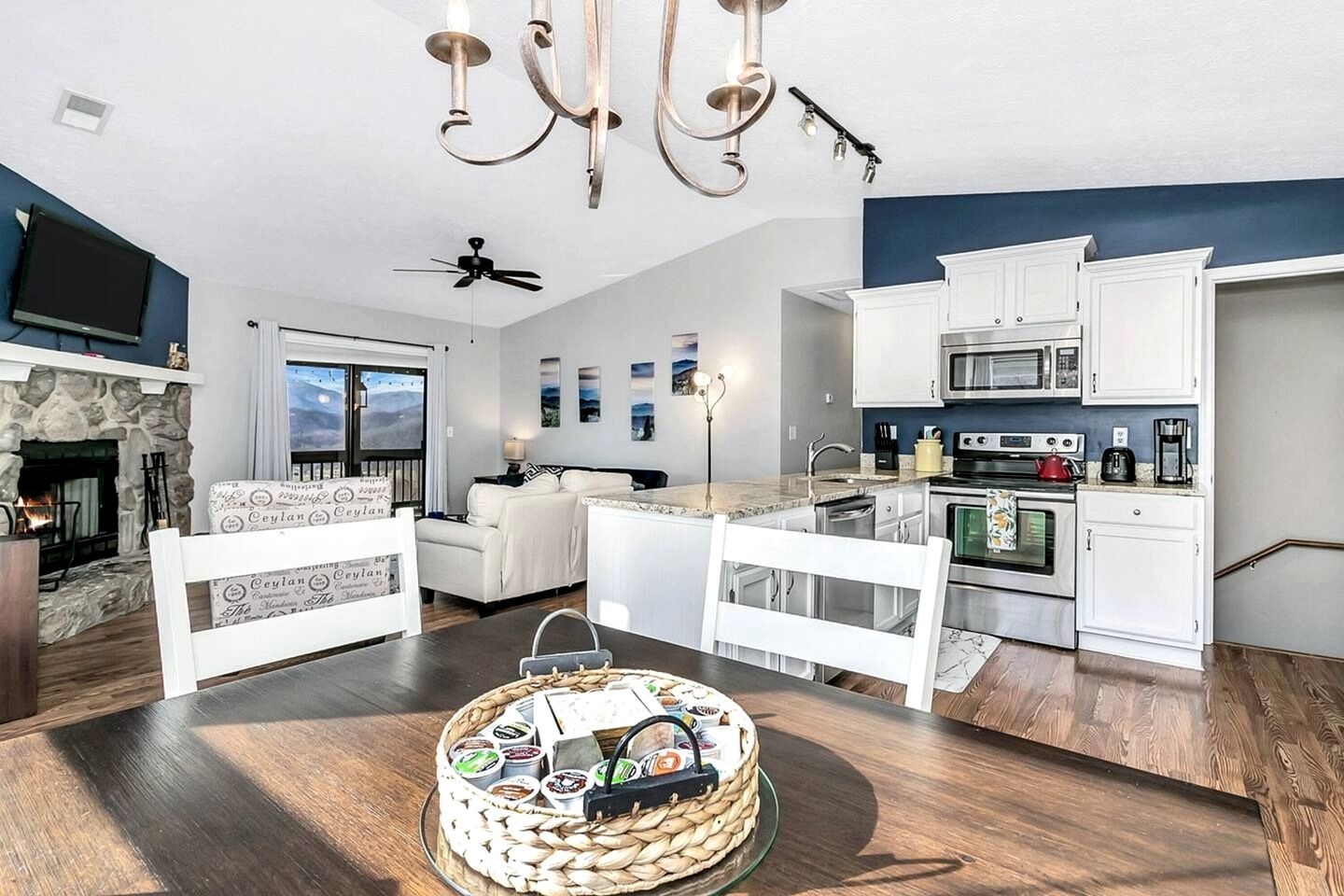 Cozy Log Cabin Retreat with Mountain Views near Cataloochee Ski Area in Waynesville, NC