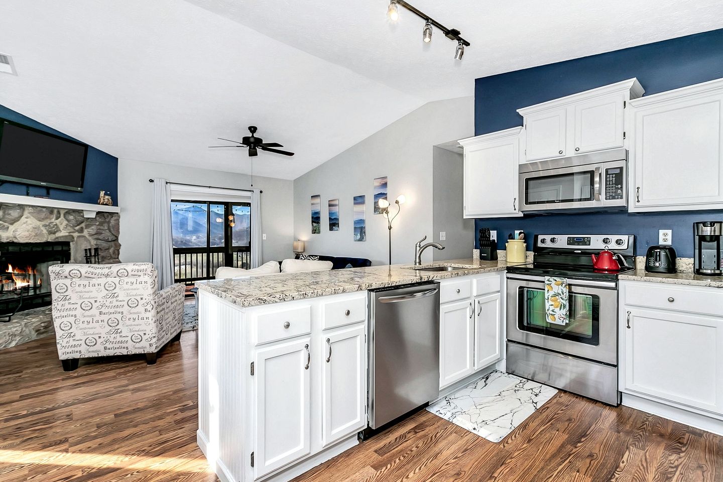 Cozy Log Cabin Retreat with Mountain Views near Cataloochee Ski Area in Waynesville, NC