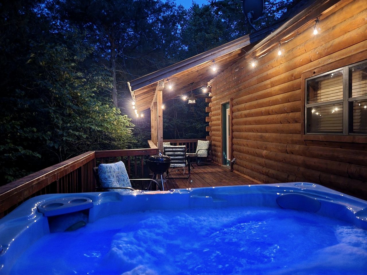 Delightful Cabin with Hot-Tub on the Deck and Indoor Jacuzzi in Arkansas
