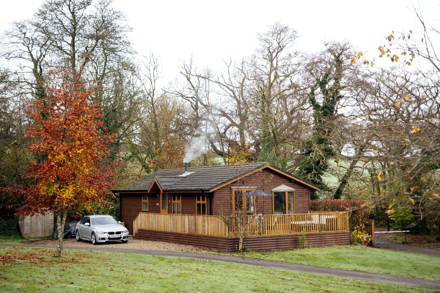 Delightful Cozy Cottage with Private Deck and Modern Interior in UK