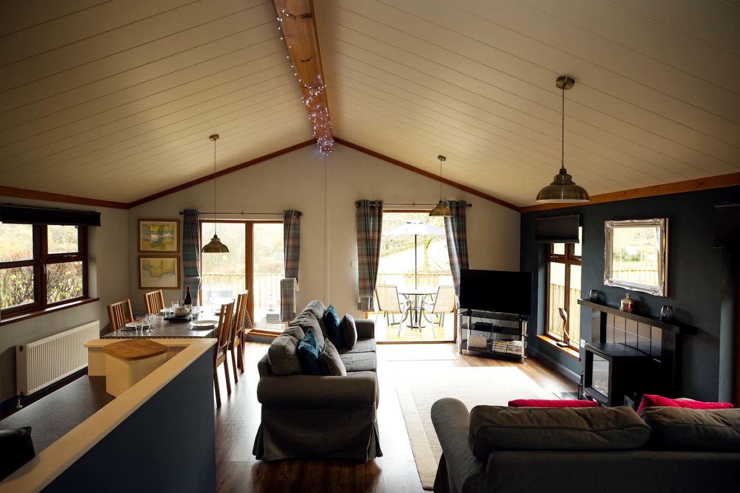 Delightful Cozy Cottage with Private Deck and Modern Interior in UK