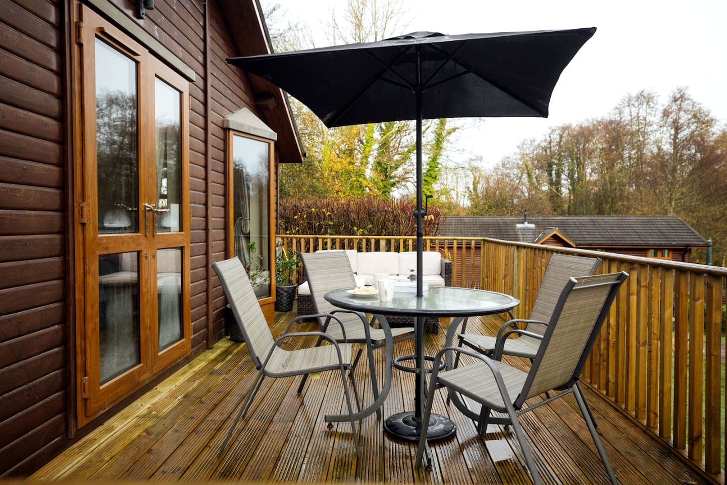 Delightful Cozy Cottage with Private Deck and Modern Interior in UK