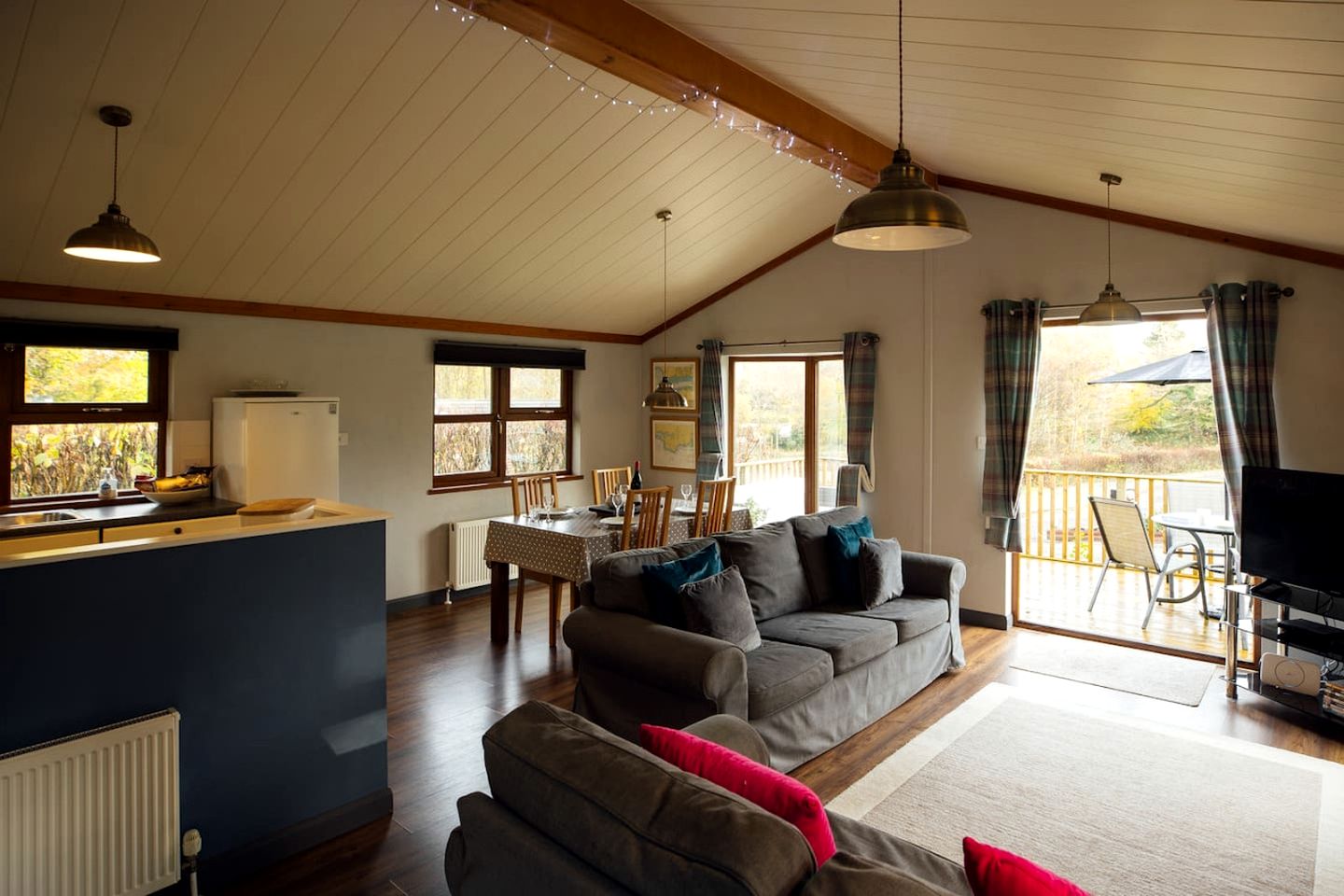 Delightful Cozy Cottage with Private Deck and Modern Interior in UK