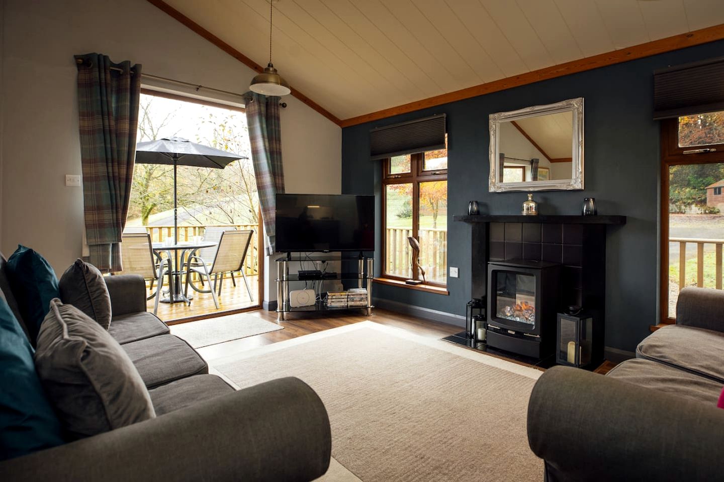 Delightful Cozy Cottage with Private Deck and Modern Interior in UK