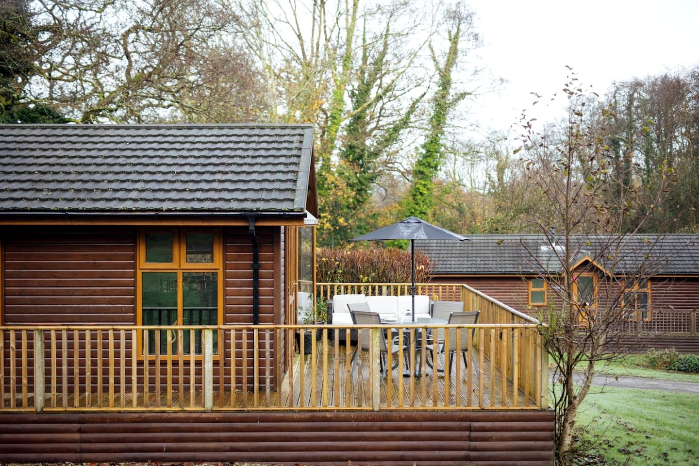 Delightful Cozy Cottage with Private Deck and Modern Interior in UK