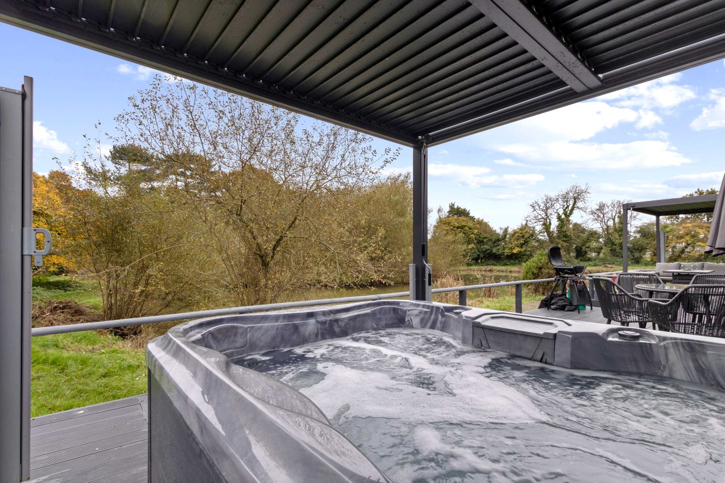 Delightful Lake Pod with Hot-Tub and Spectacular Views in UK