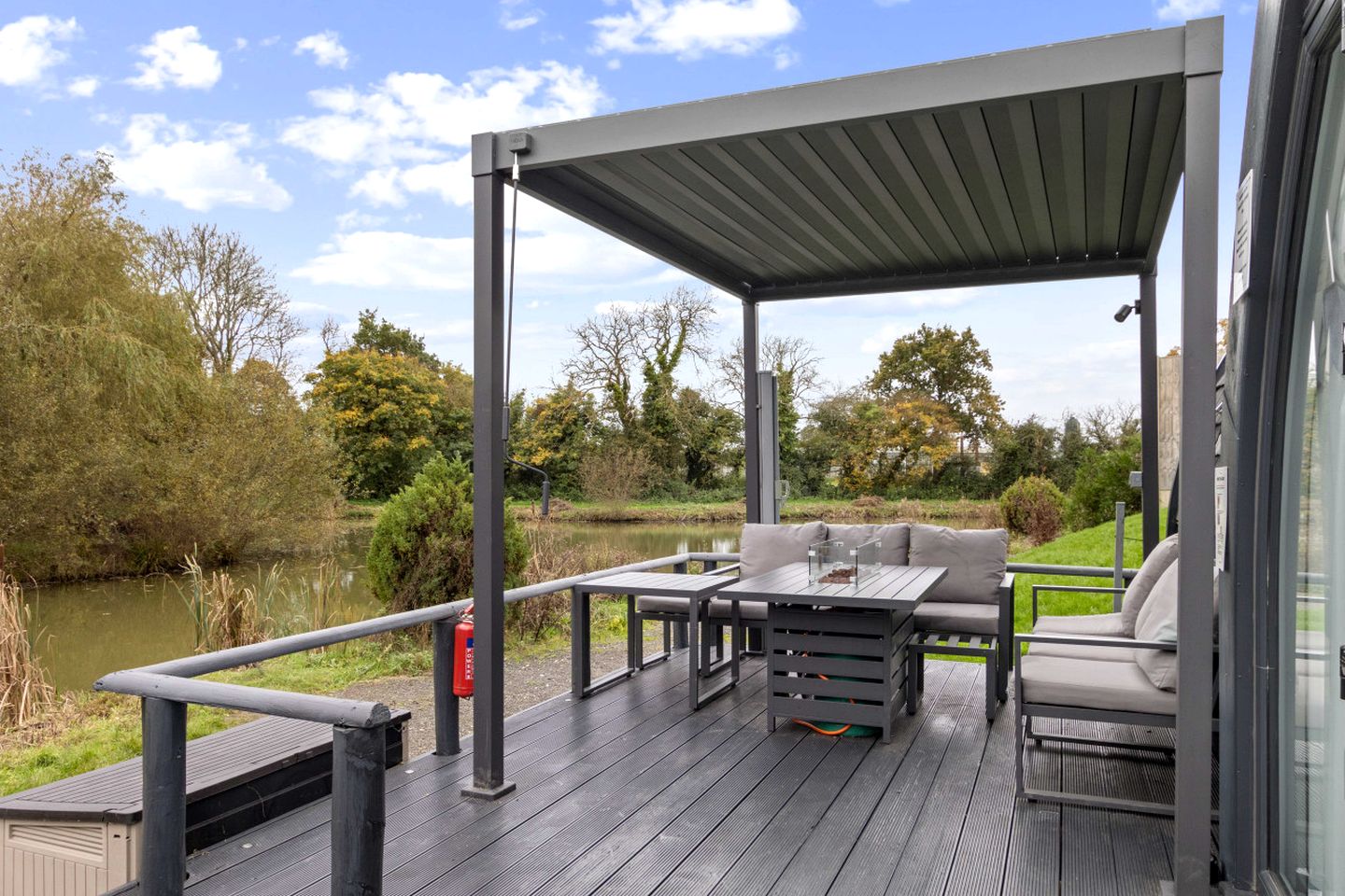 Delightful Lake Pod with Hot-Tub and Spectacular Views in UK