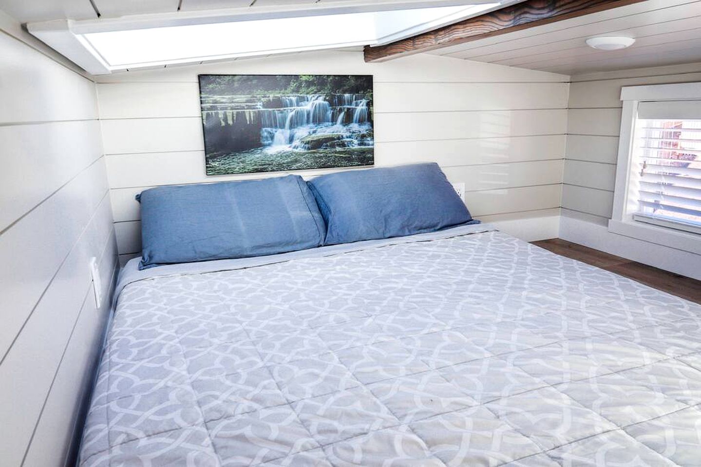 Apple Valley Oasis: Discover Delight in Our Convenient Tiny Home