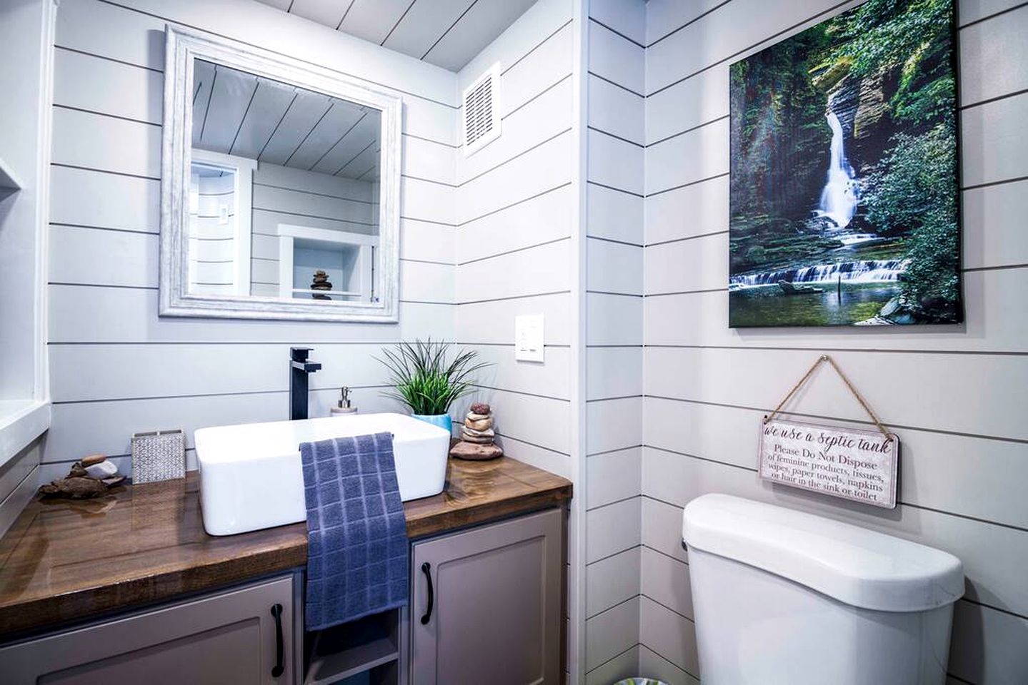 Apple Valley Oasis: Discover Delight in Our Convenient Tiny Home