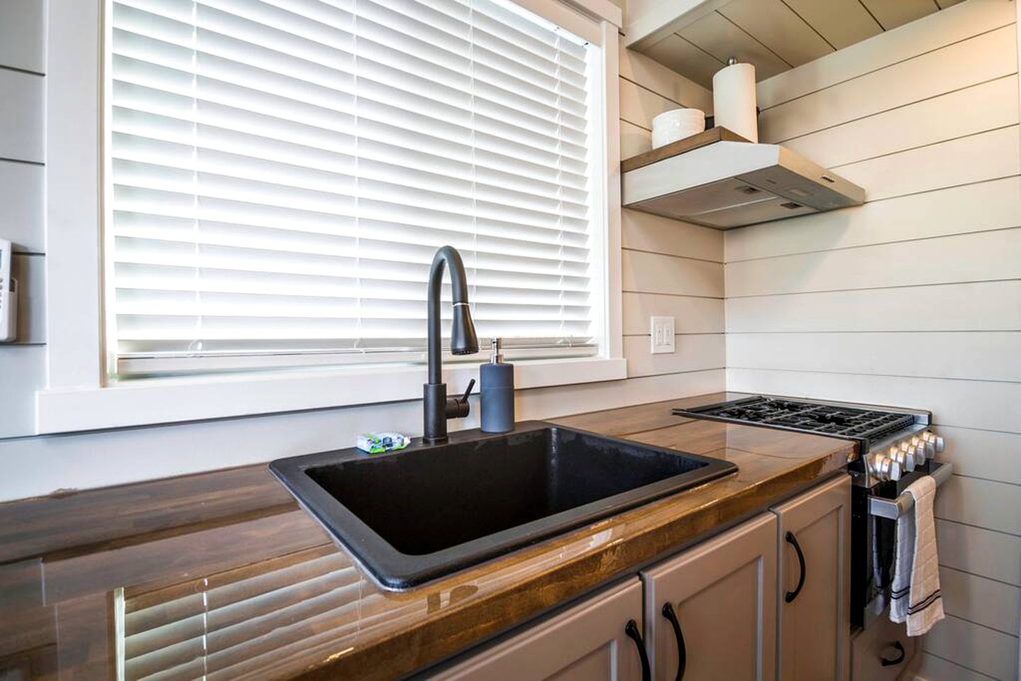 Apple Valley Oasis: Discover Delight in Our Convenient Tiny Home