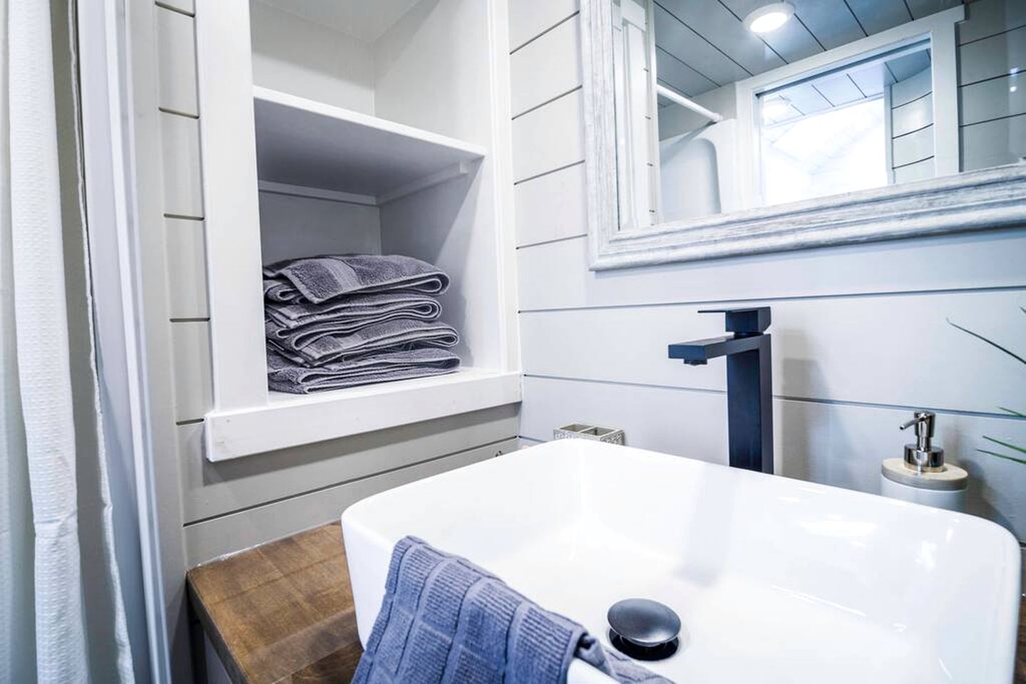 Apple Valley Oasis: Discover Delight in Our Convenient Tiny Home