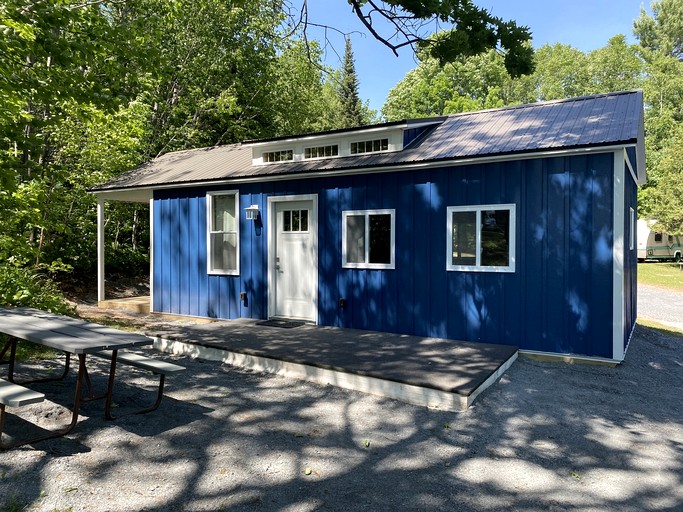 New Loft Cabin Fully Furnished with Picnic Space in Bayfield, Wisconsin