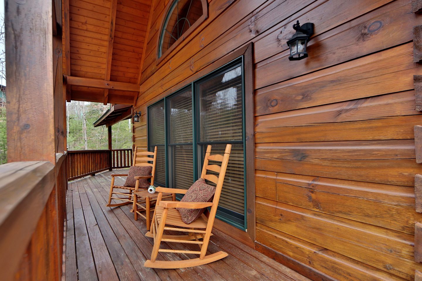 Spacious Cabin with Home Theater, Game Room and Outdoor Picnic Space in Sevierville, Tennessee