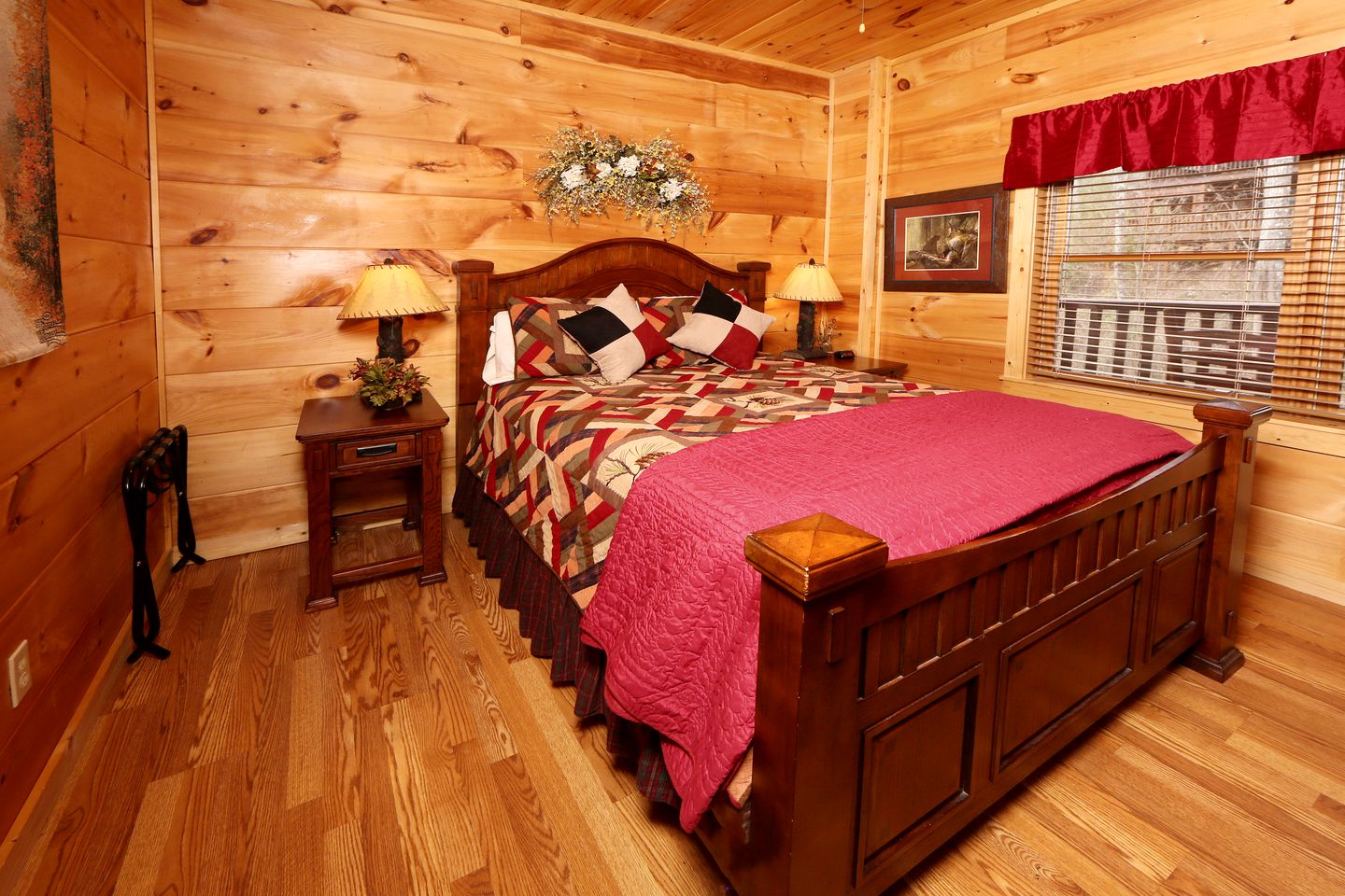 Spacious Cabin with Home Theater, Game Room and Outdoor Picnic Space in Sevierville, Tennessee