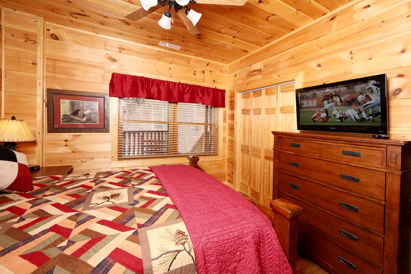 Spacious Cabin with Home Theater, Game Room and Outdoor Picnic Space in Sevierville, Tennessee