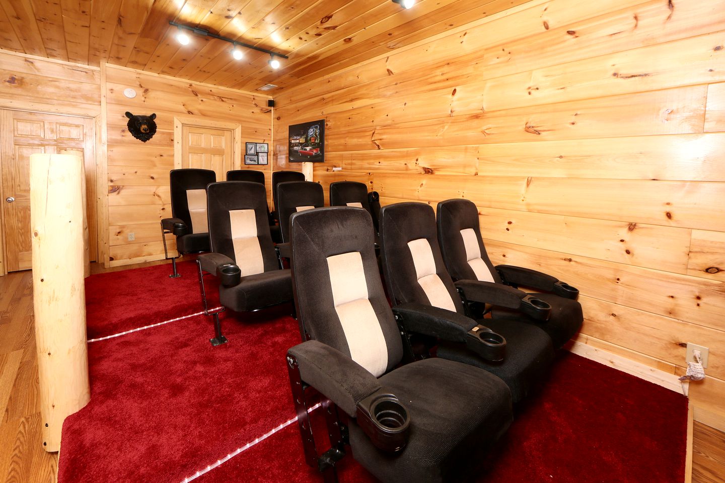 Spacious Cabin with Home Theater, Game Room and Outdoor Picnic Space in Sevierville, Tennessee