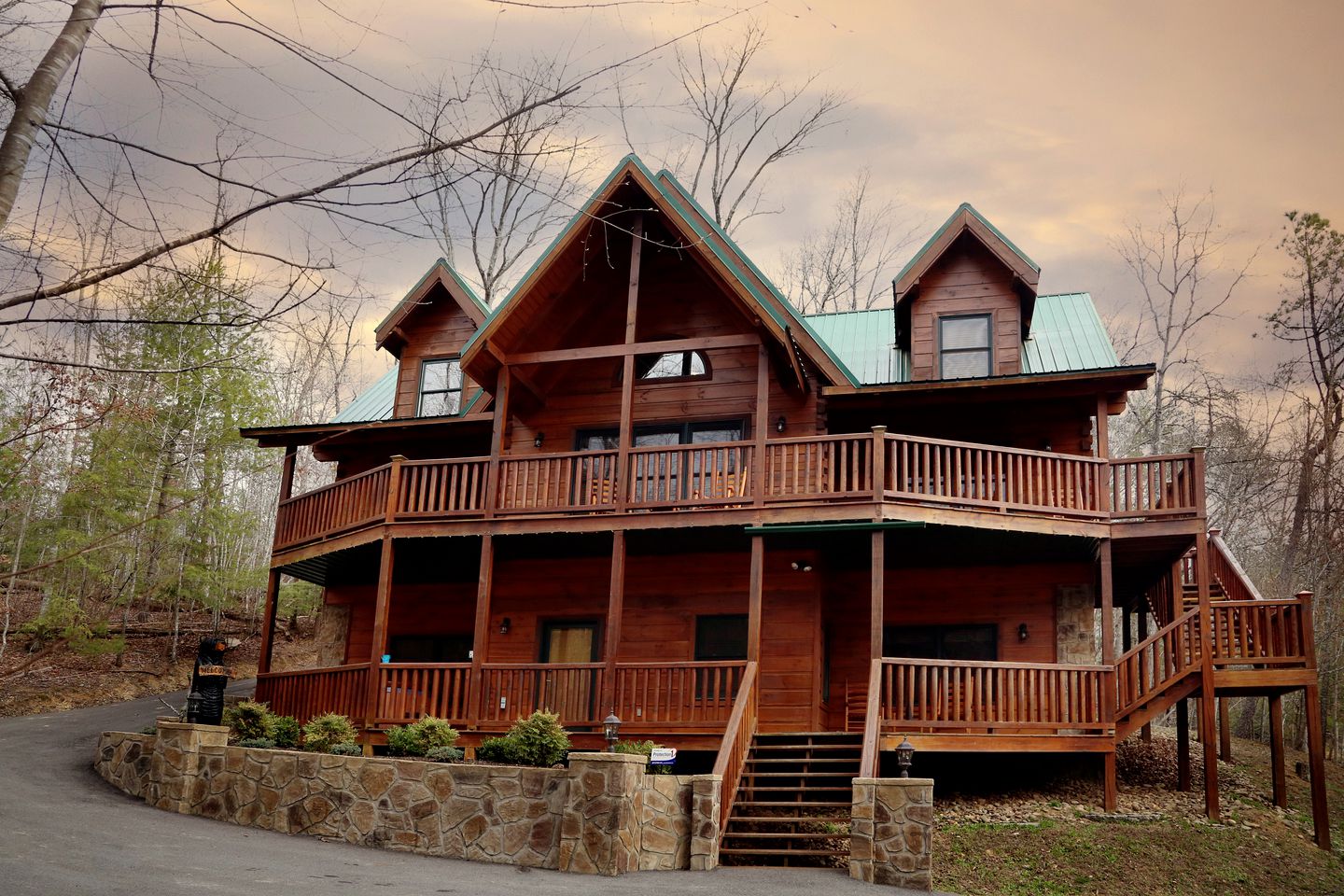 Spacious Cabin with Home Theater, Game Room and Outdoor Picnic Space in Sevierville, Tennessee