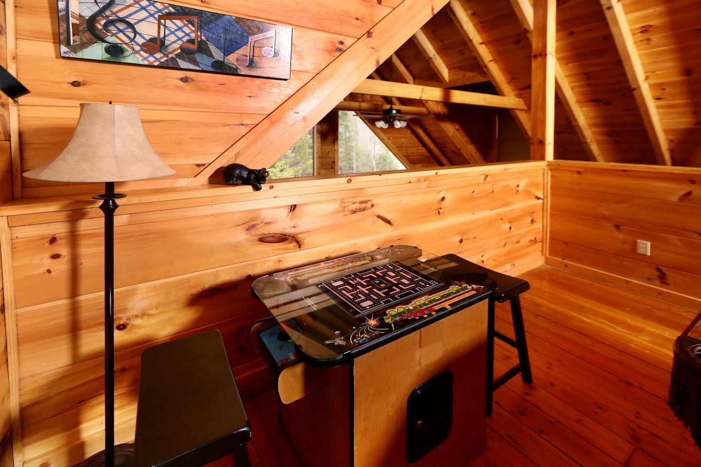 Spacious Cabin with Home Theater, Game Room and Outdoor Picnic Space in Sevierville, Tennessee