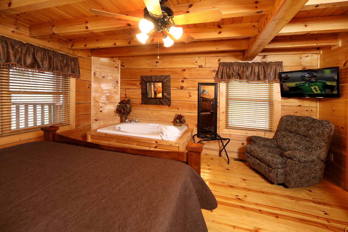 Spacious Cabin with Home Theater, Game Room and Outdoor Picnic Space in Sevierville, Tennessee